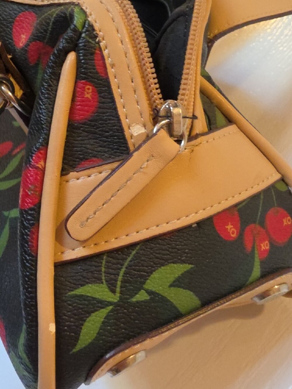 12x6x5" XOXO BRAND, Cherry Print Black & Tan Shoulder Bag W CHAIN ACCENT - Picture 3 of 8